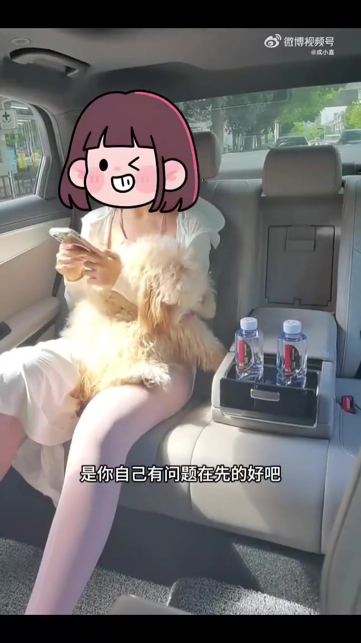 女子帶狗坐車被拒，賴在車上不走！要等下一輛車來了才下車