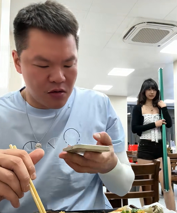 【视频/集锦】吃夜宵被靓妹要签名！朱芳雨：德土决赛宣告这时代
