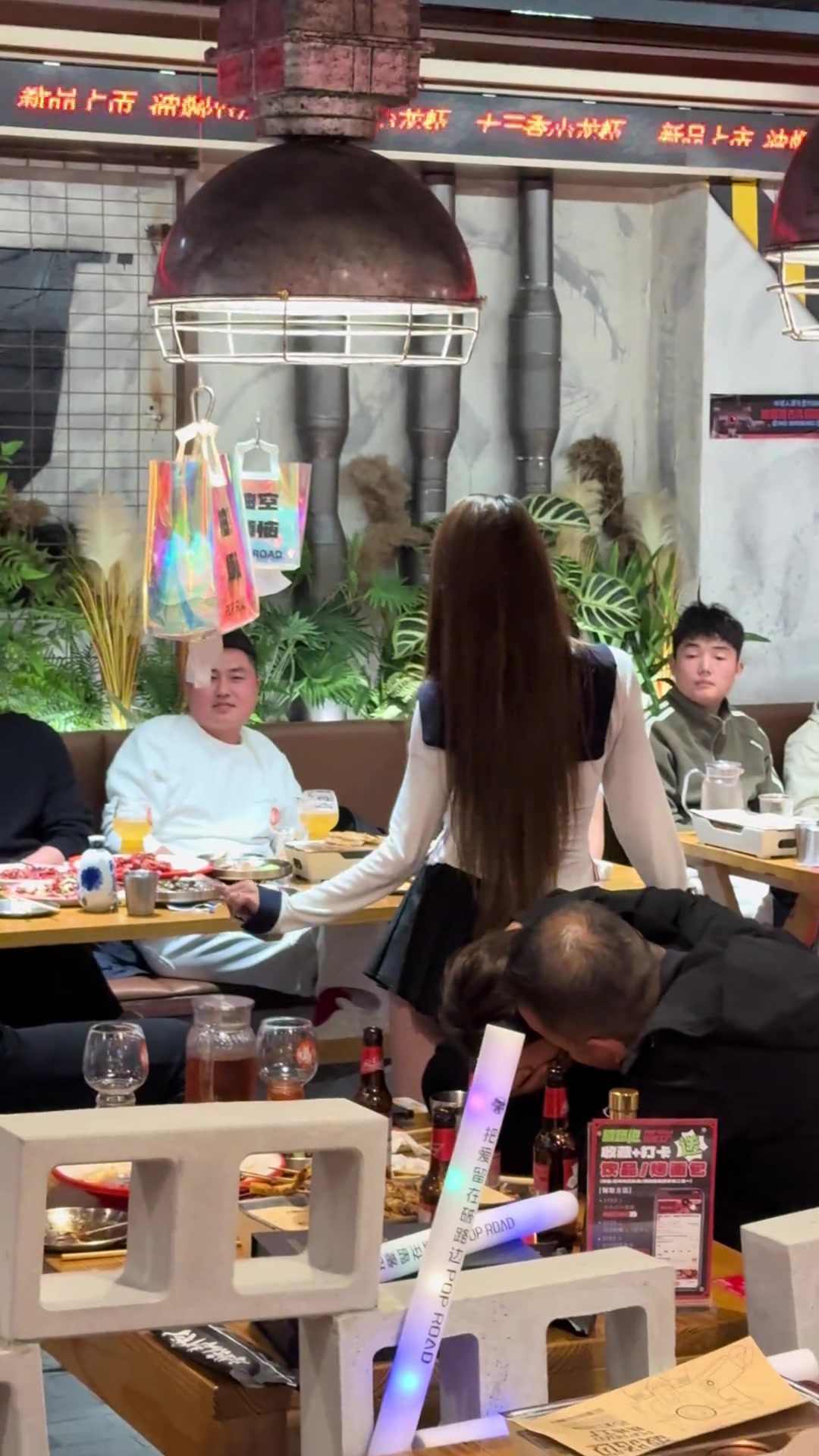 眼睛都直了！这哥们还有心思吃烧烤么