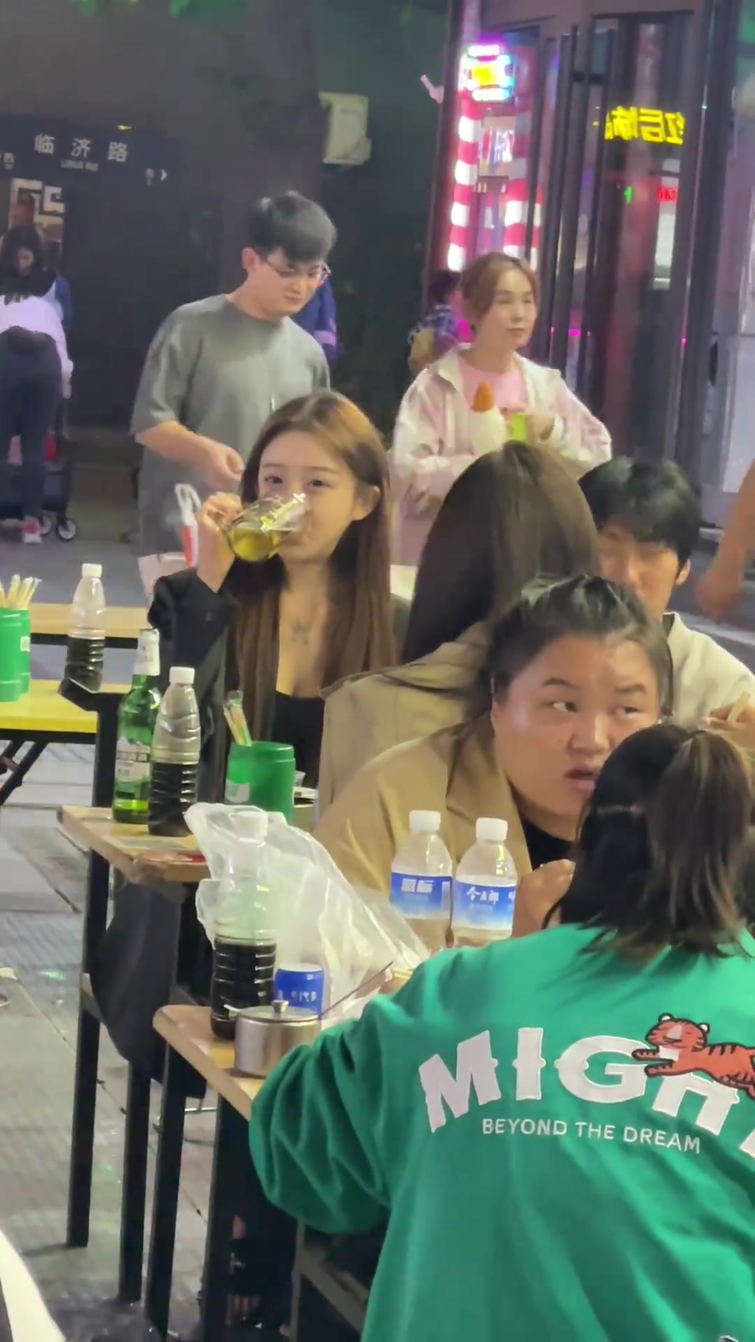 好酒量！人不可貌相，酒量不可斗量...