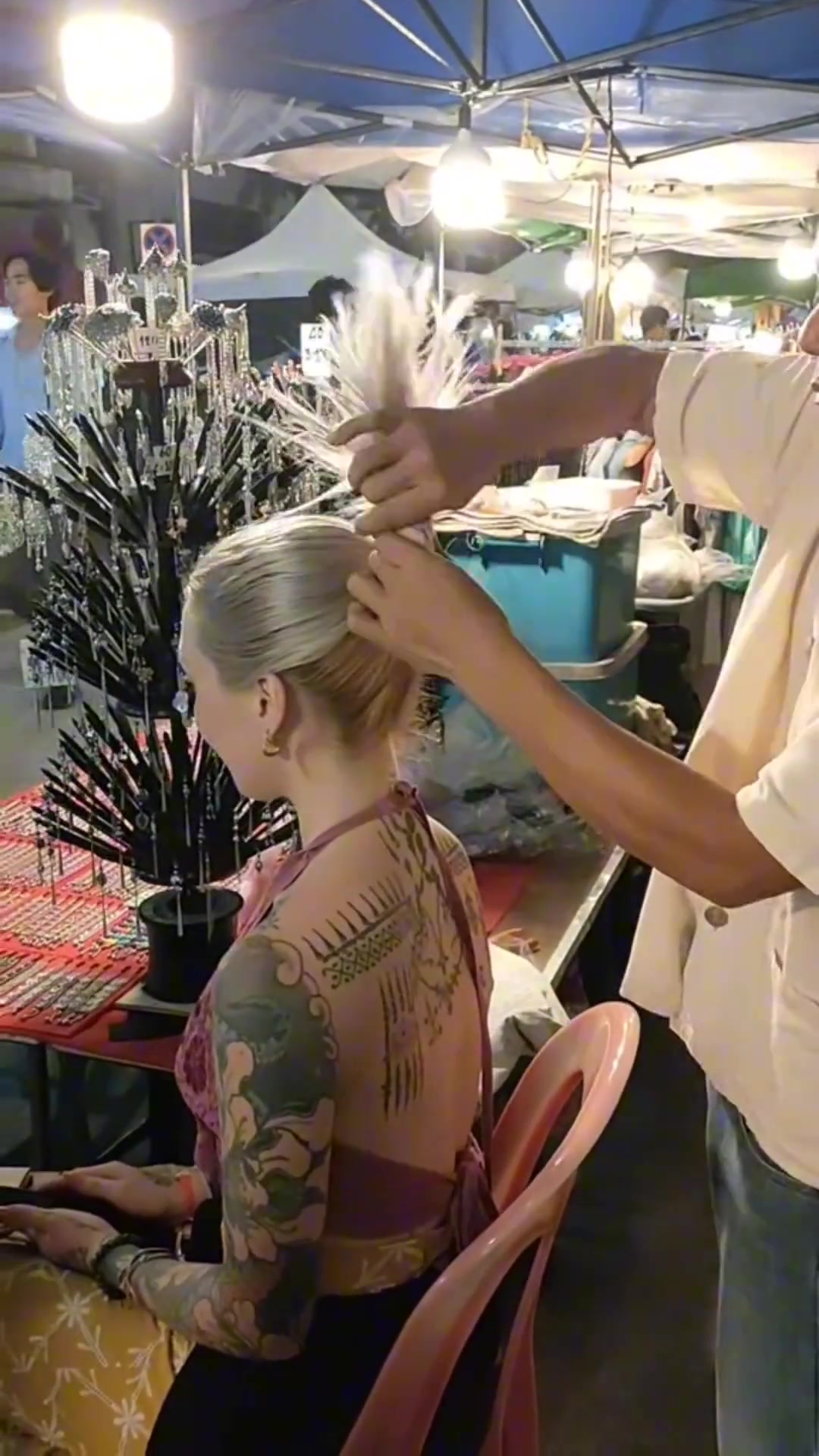 用中國的發(fā)簪，在清邁給外國女生盤頭發(fā)很贊