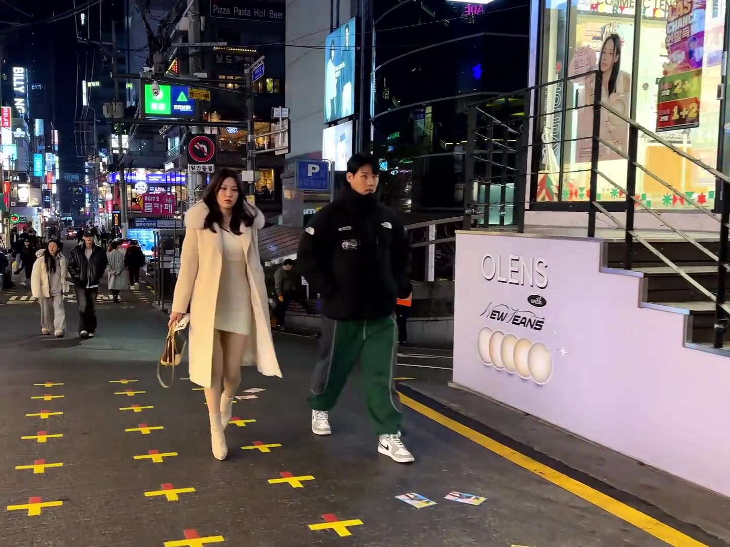 街上拍情侶，有穿得很精致的，也有穿睡衣的