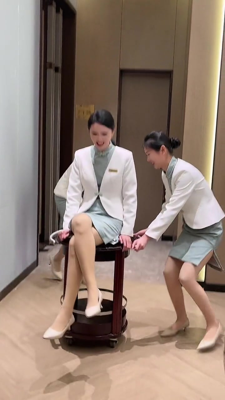 這反應(yīng)配不上高冷的職業(yè)??！酒店女子員工摸魚時刻