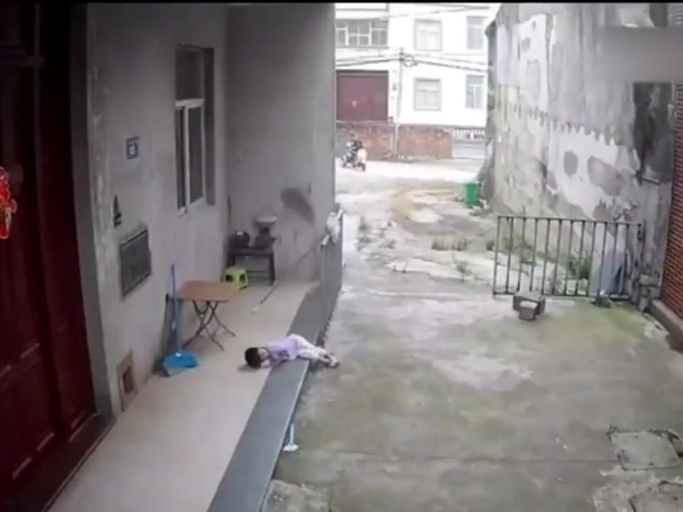 小朋友一個人在家，從樓上摔下來，媽媽的反應(yīng)驚呆了
