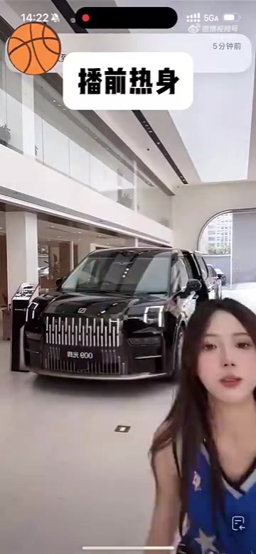 姿势不论，不得不说，她穿这件魔术1号真的很合身