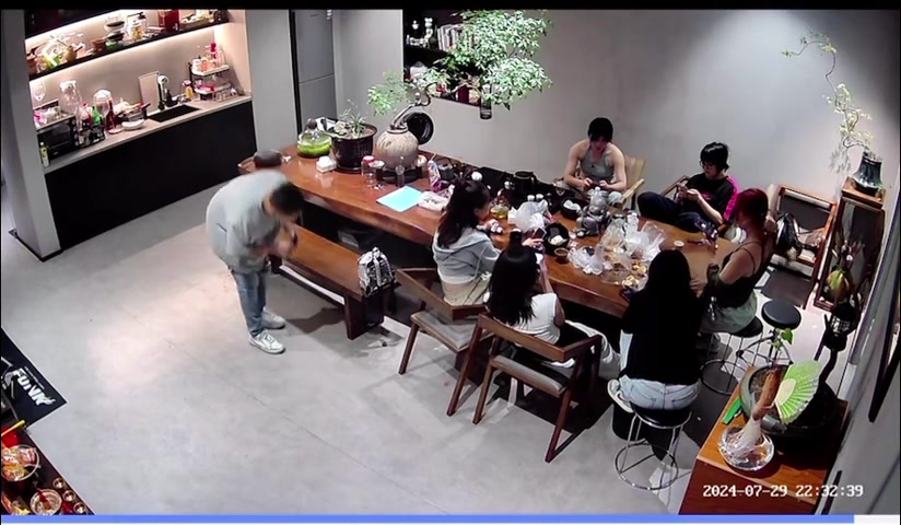 大家不要怕，老鼠已经被她们吓死了
