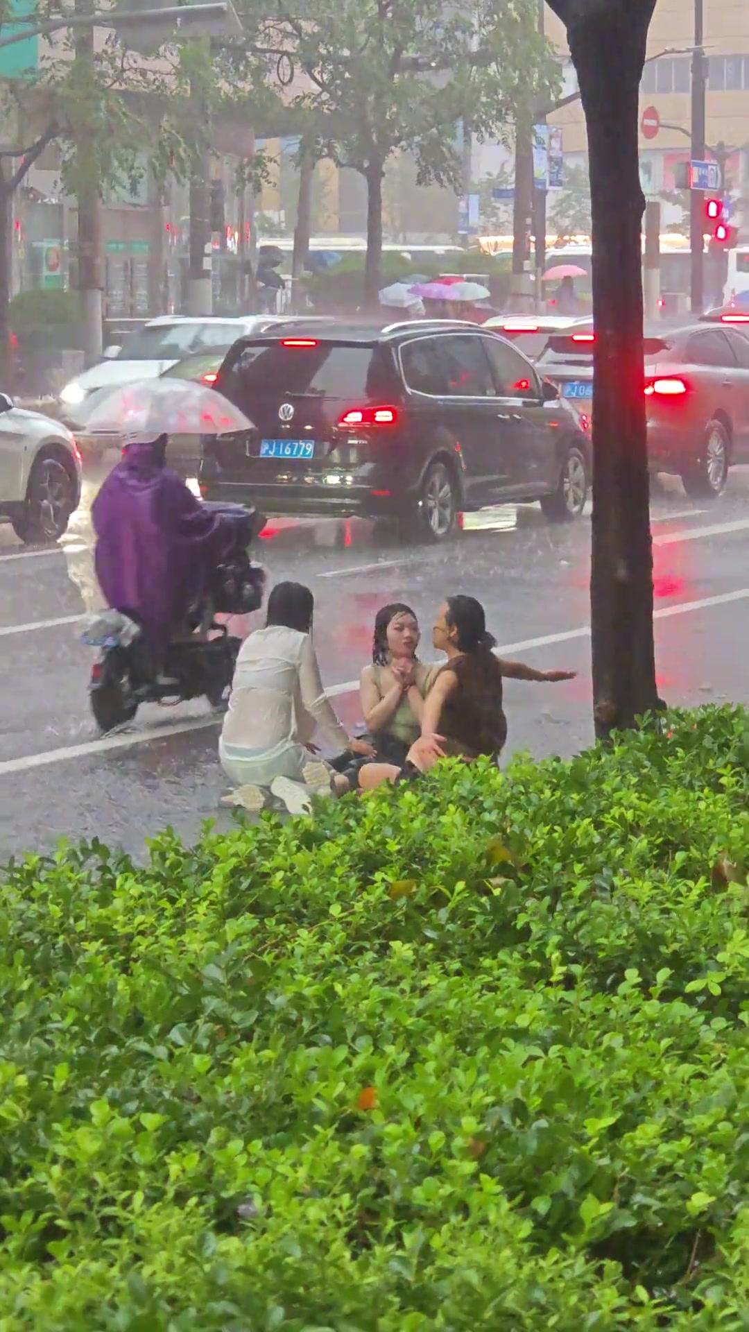这三个女的，是打算在这里洗澡么！