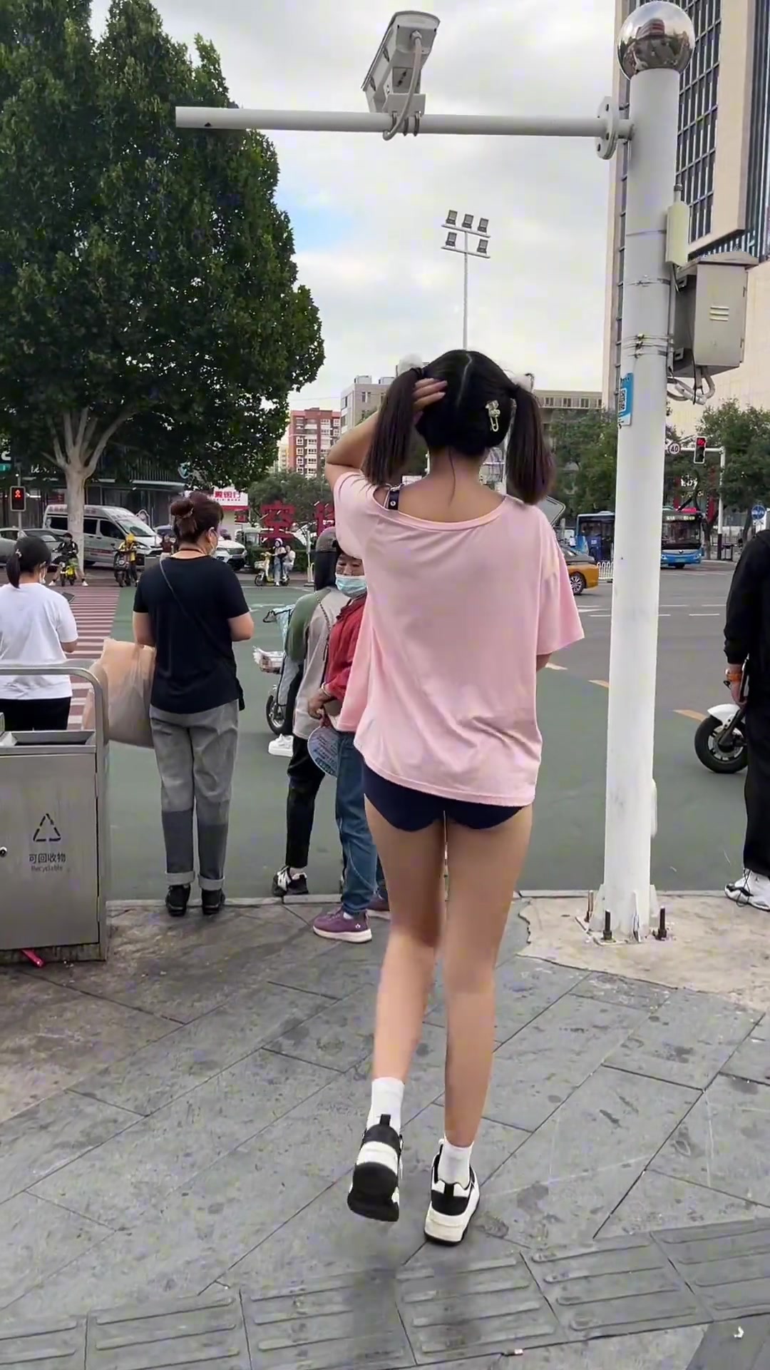 给你们看看1米8女生的路人视角，路人充满疑惑