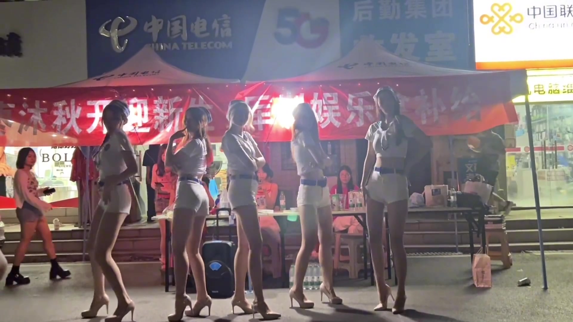 中国电信也太卷了！整了个都是大长腿的女团啊！
