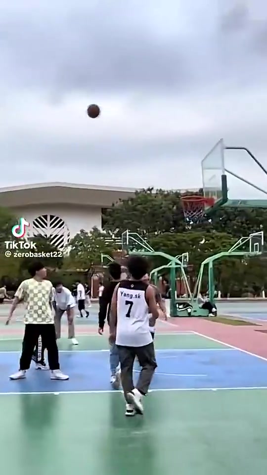 【精彩剪辑】小伙敢用乔丹专属BGM，这球技确实牛逼啊！
