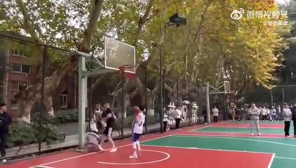 这特么是打球还是杀人啊？犯规的人就是纯坏啊！