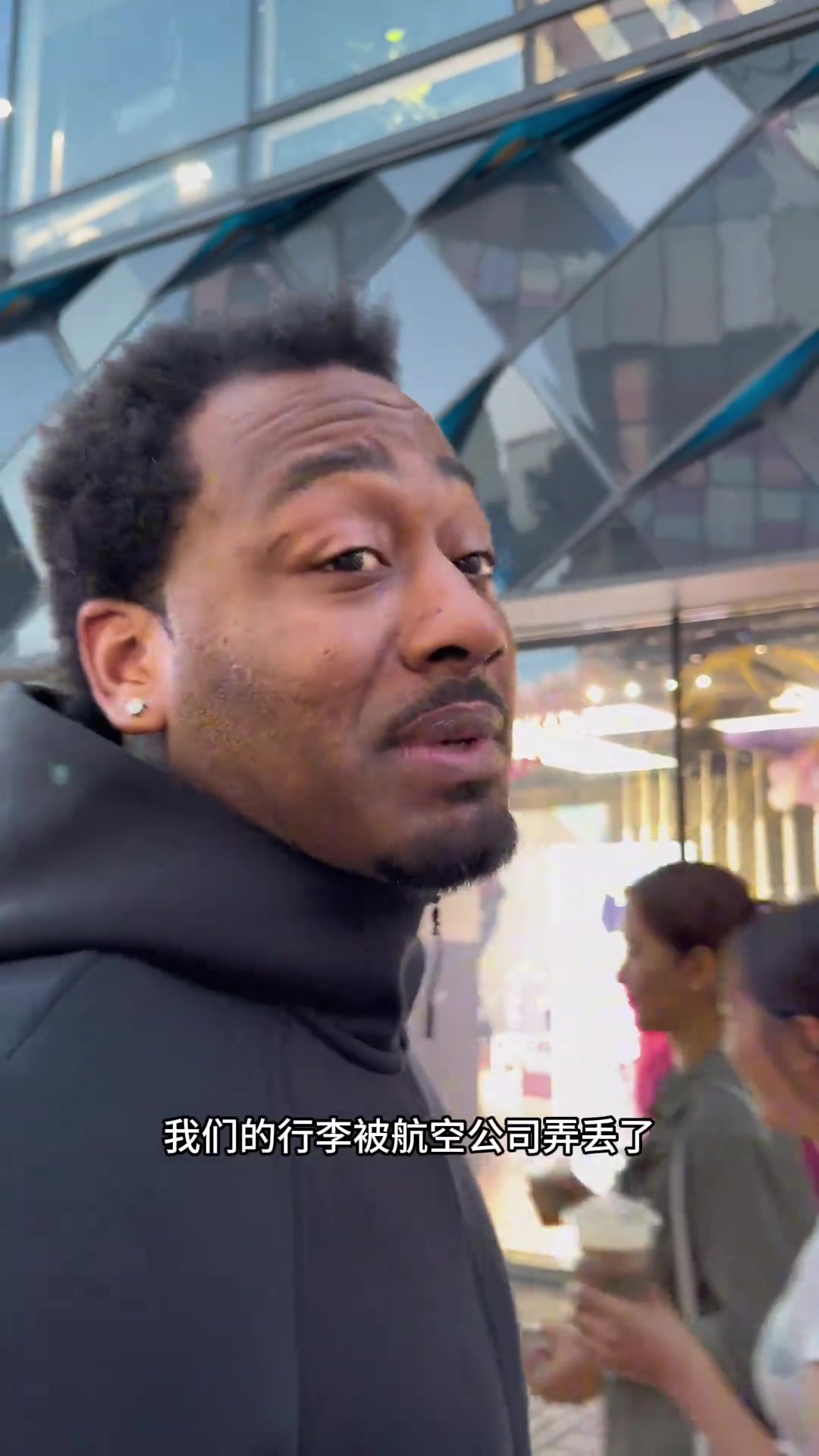 [NBA]沃尔闪现北京三里屯：航空公司给我行李弄丢了，来买点