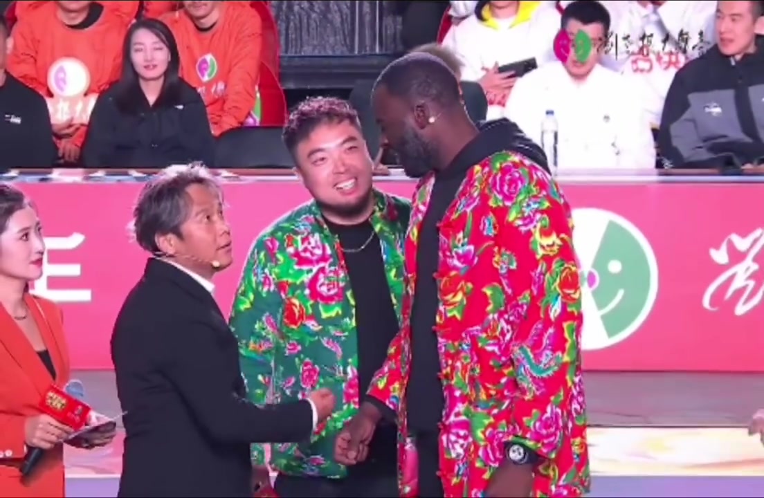 这个体型差绝了！宋小宝是不是在对追梦说：你个损色~！