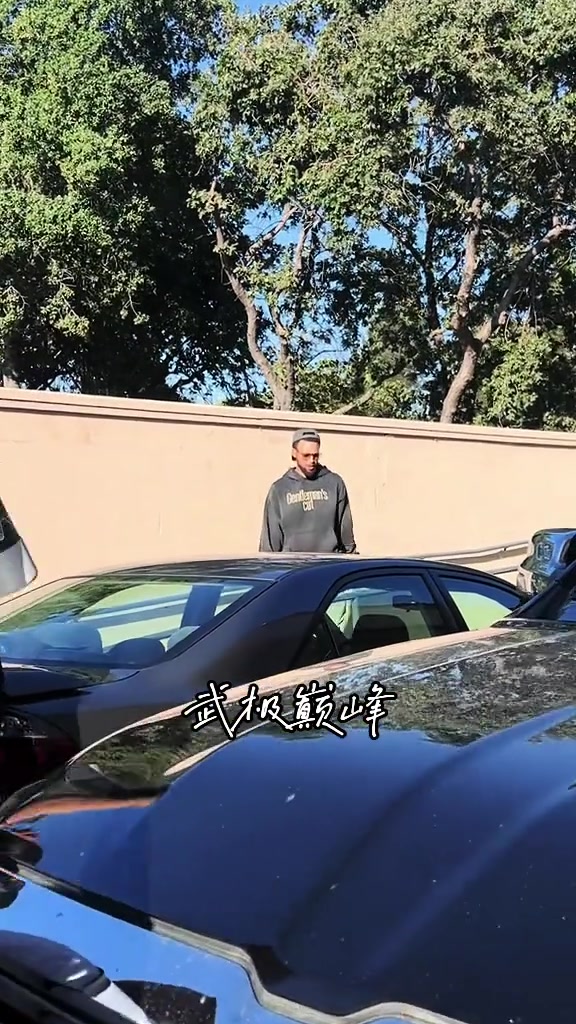 “只为多看一眼～库里离开时大批球迷等候在外面”，这人气
