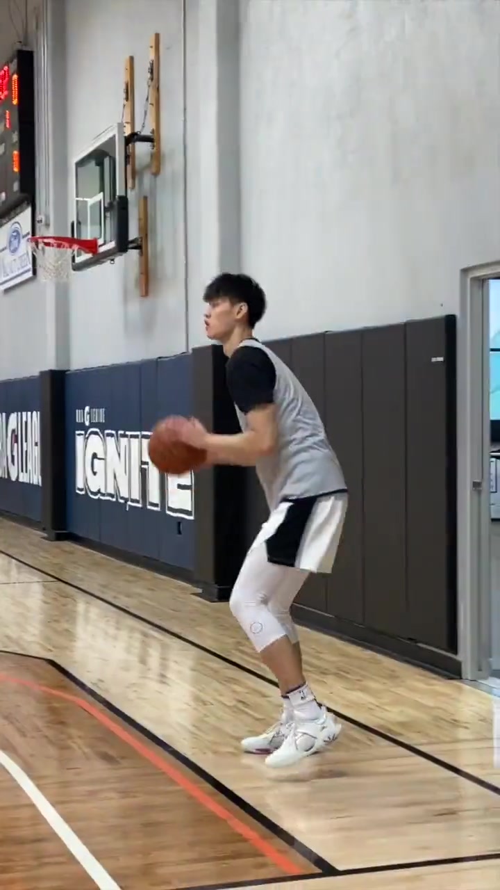 [NBA]希望这次顺利走出去！曾凡博此前发展联盟训练：手感柔