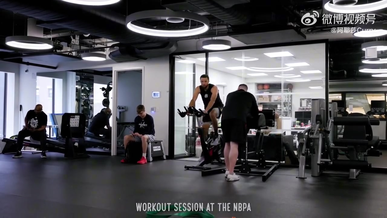 库里的训练，看着就很累了，不知道他本人怎么坚持下来的