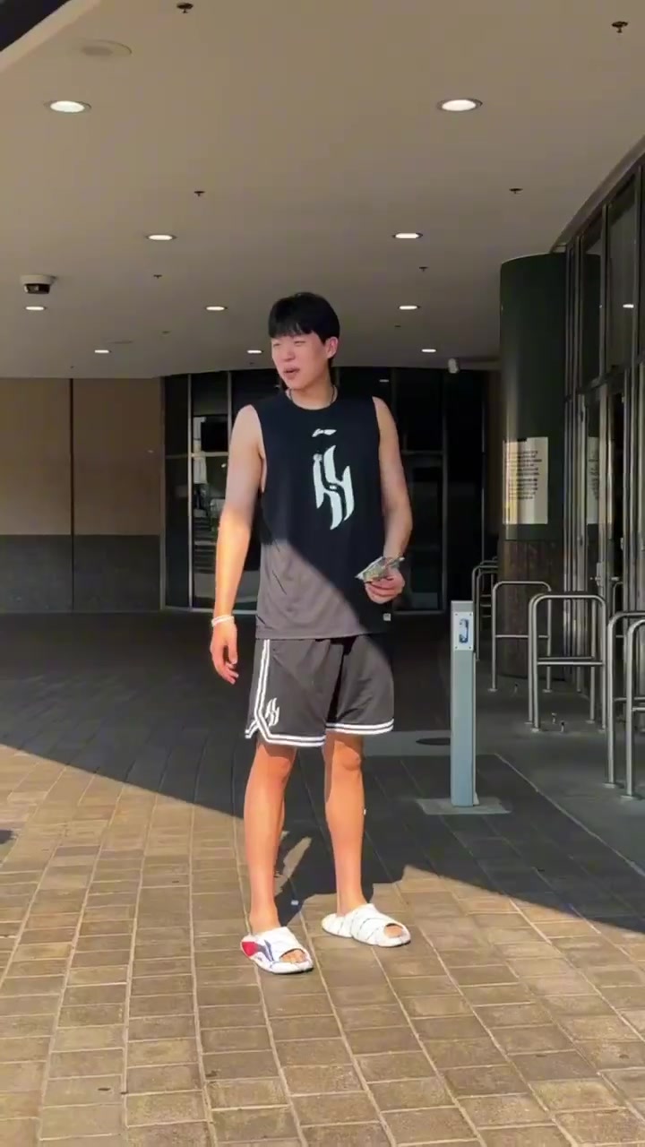 新赛季即将开始，杨瀚森来到球迷商店买点新装备?