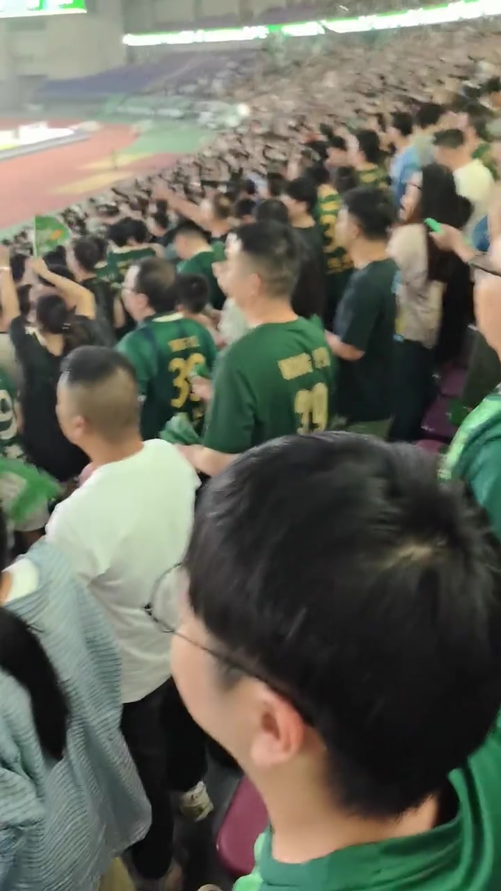 浙江队球迷整齐划一高喊：干死成都！