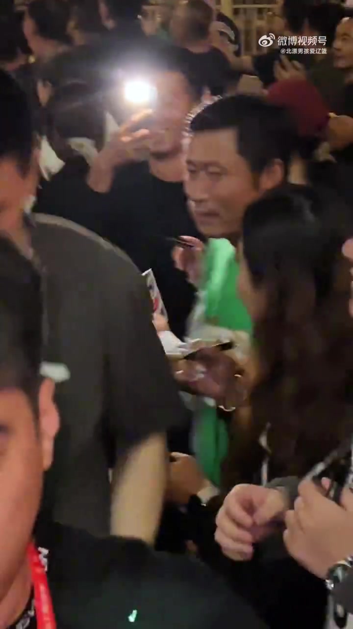 【你怎么看？】球迷对着王岚嵚狂喊鄢手骐，把王岚嵚整不会了