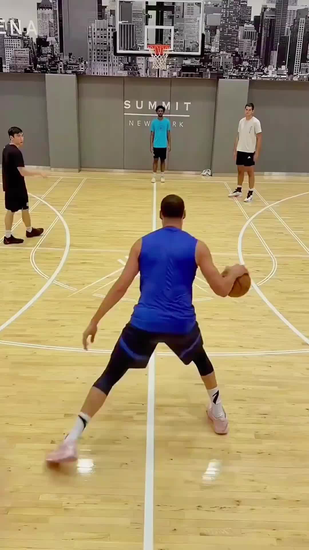 伤愈这么久了，克莱的右腿还是明显细一圈