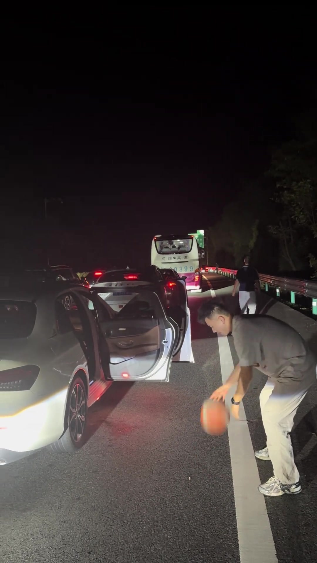 【精彩剪辑】高速堵车不是坏事！正好可以抽空练个球