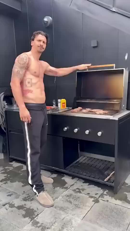 44岁的伊布赤裸上身烤肉，身材保持得还是那么好