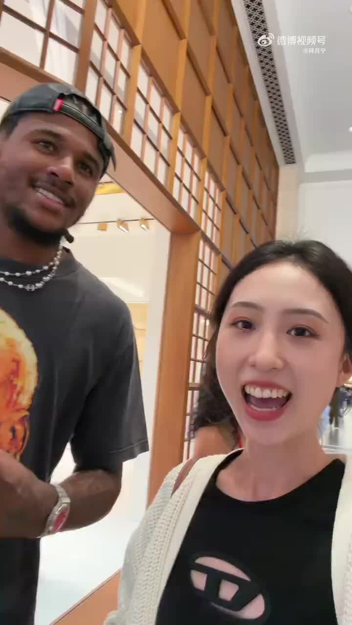 很和善啊~美女主持人拜月宁在澳门逮到了闲逛的杰伦-格林