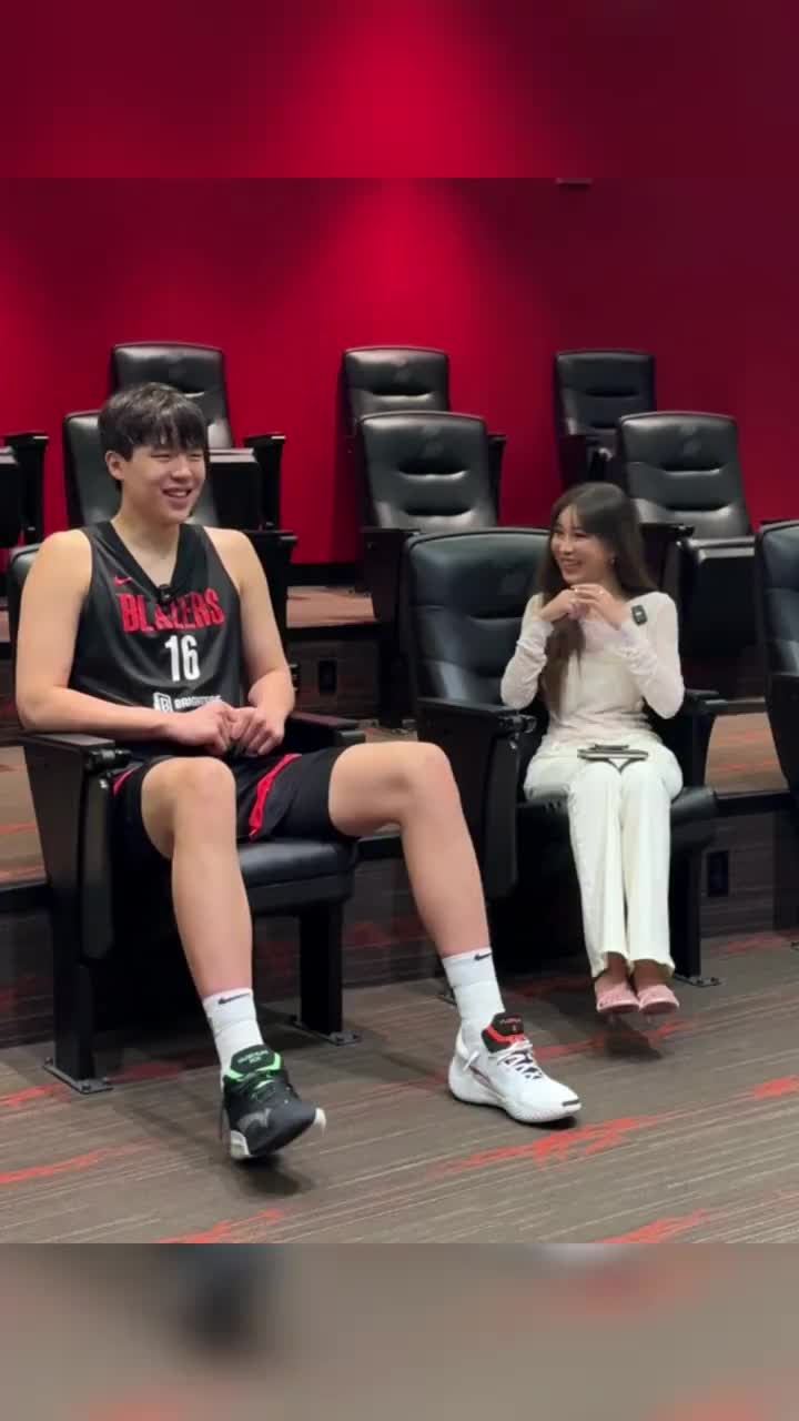 周玲安晒vlog专访杨瀚森训练 小杨在姐姐面前有点害羞