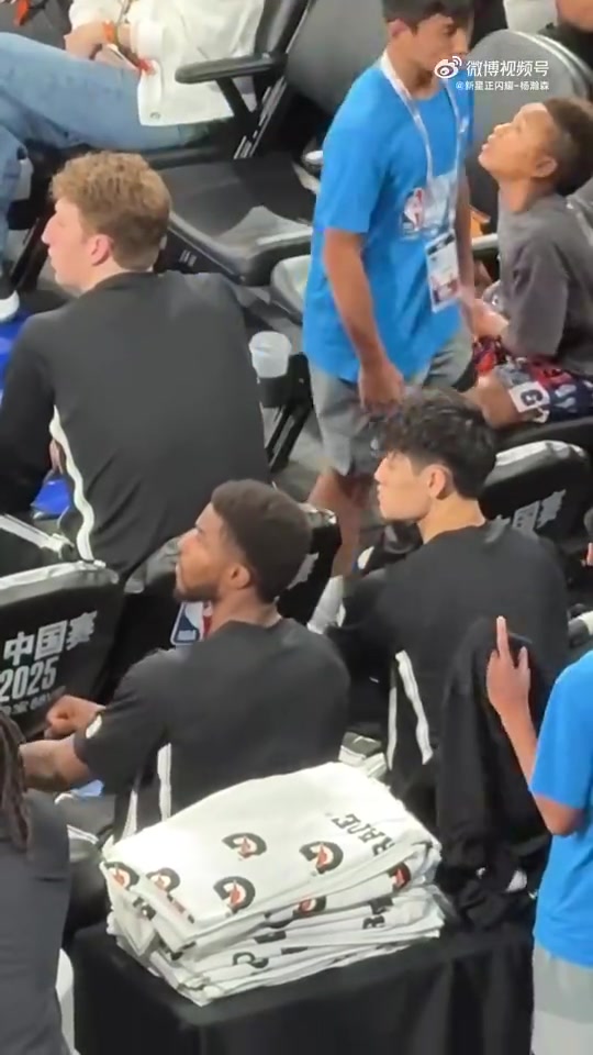 果真被裁了！此前NBA中国赛现场，观众大喊：换曾凡博！