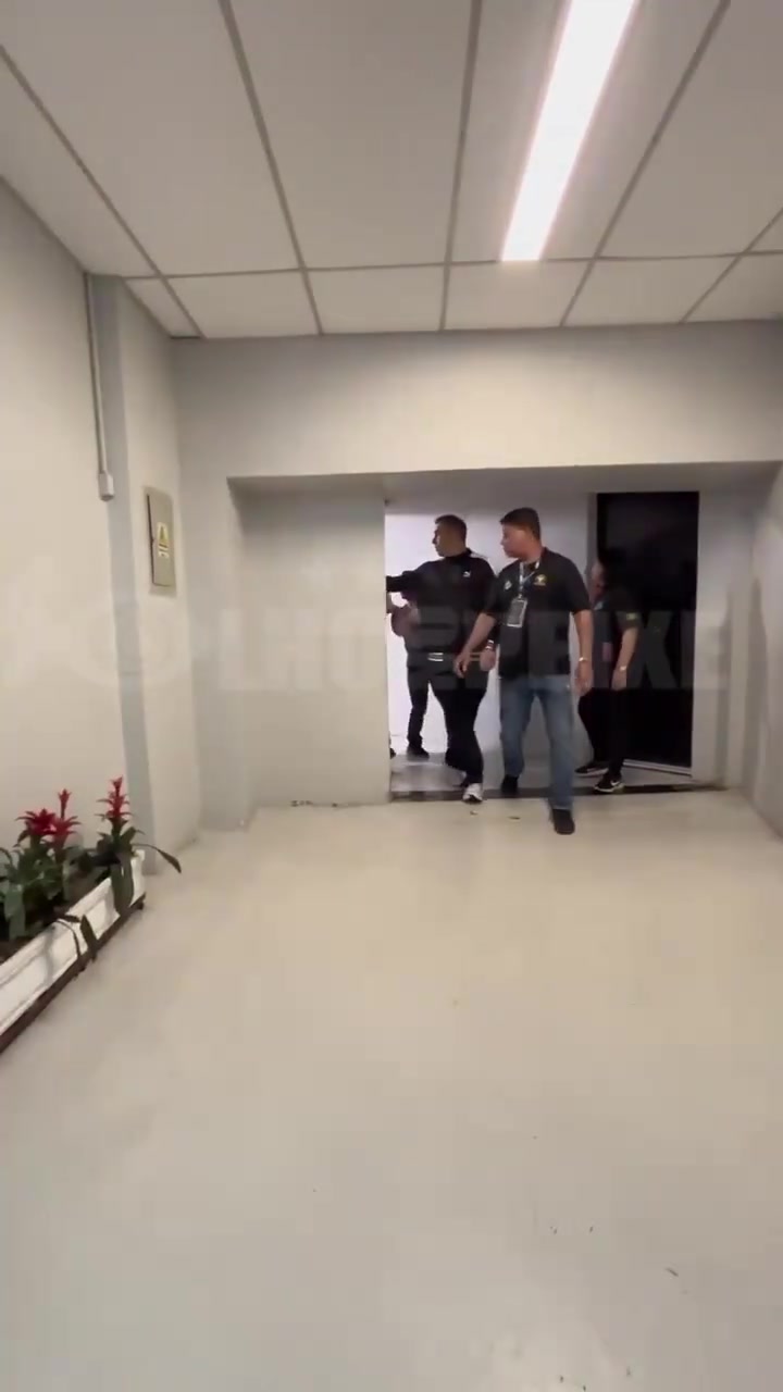 始终是球迷们的心头好！桑托斯球迷为内马尔加油打气！