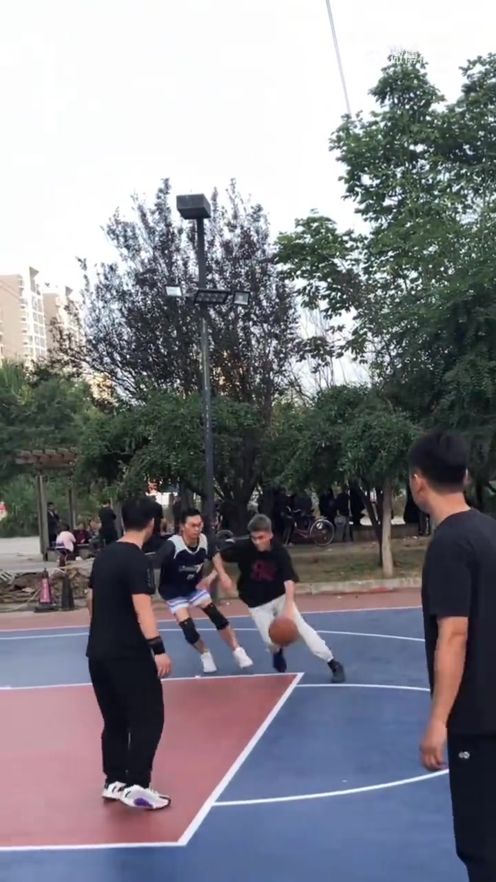 郭艾伦的身材，约基奇的投篮包
