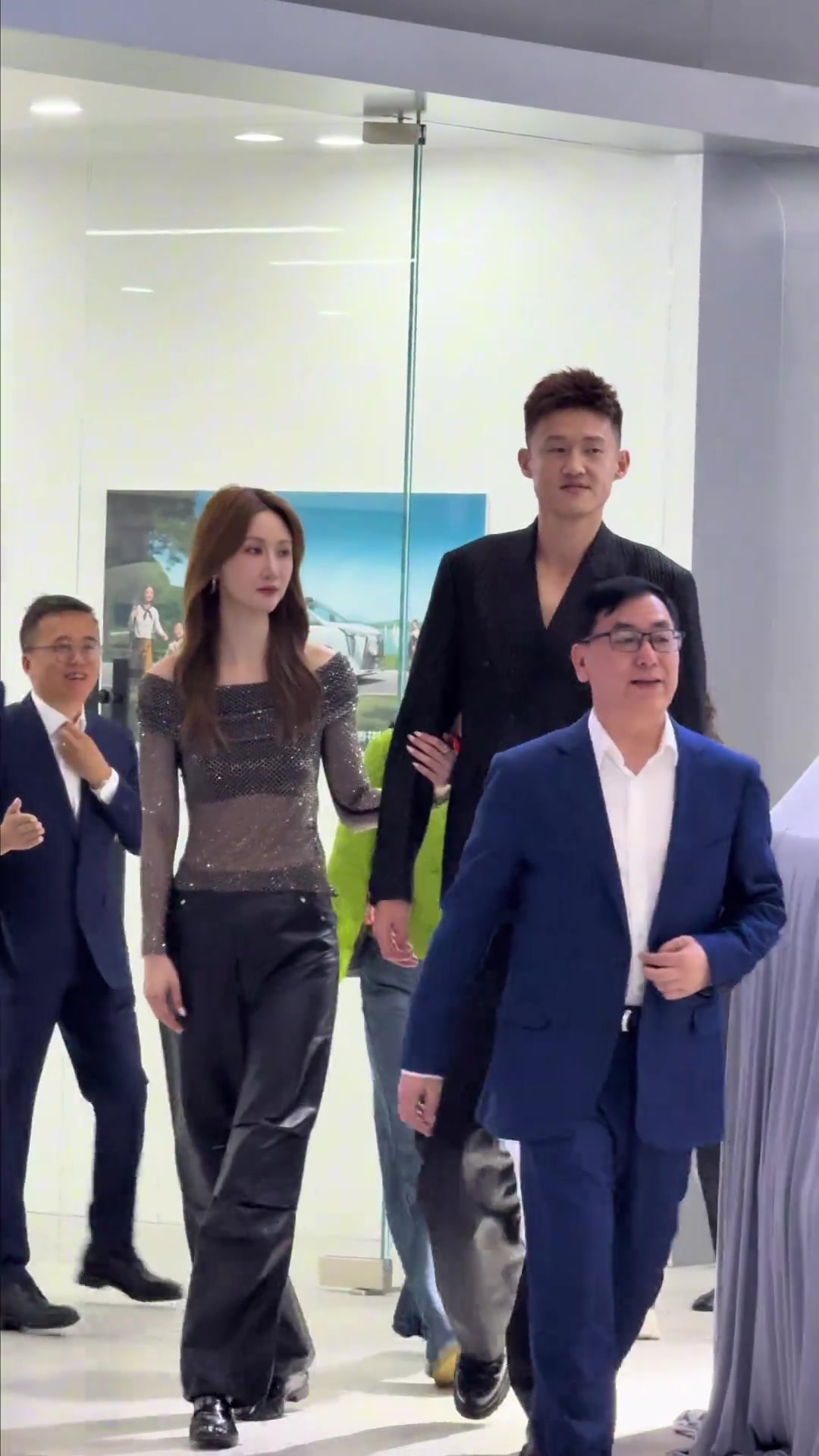周鵬帶妻子提新車，這才叫郎才女貌