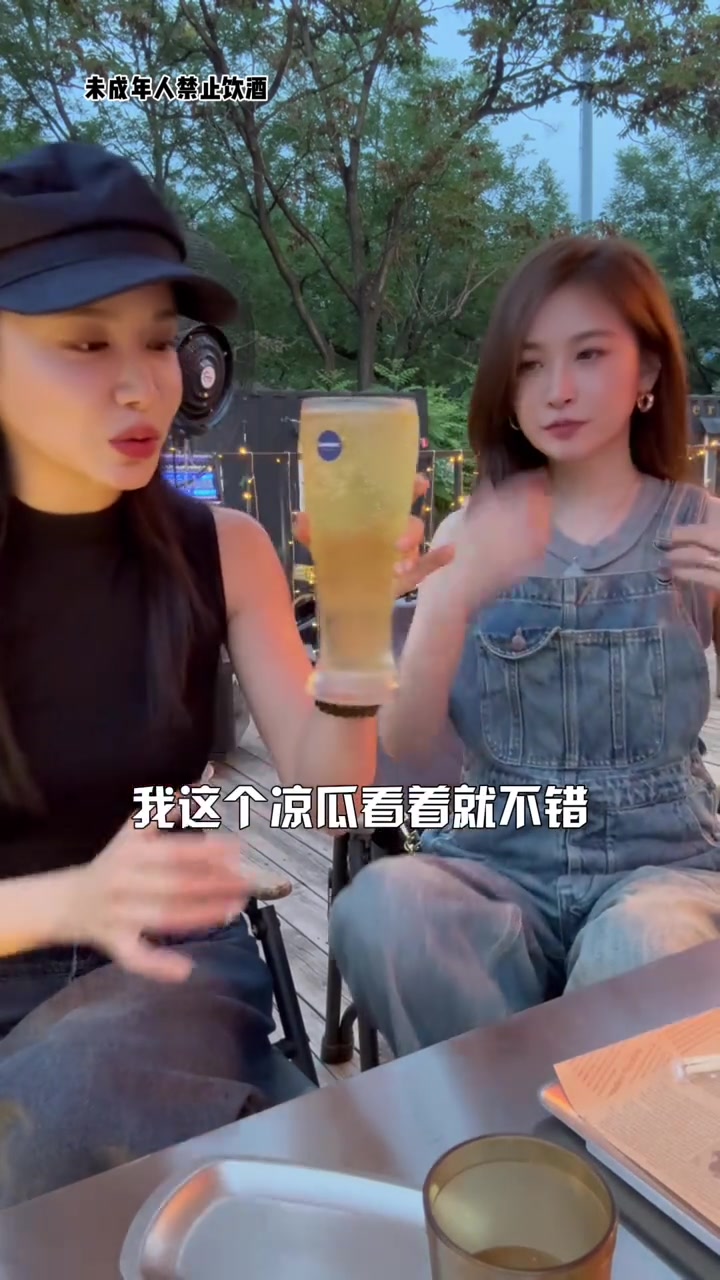 美娜：来看看“53岁”女主持人和她的同行姐姐(汪聪)，下班后的快乐有多简单