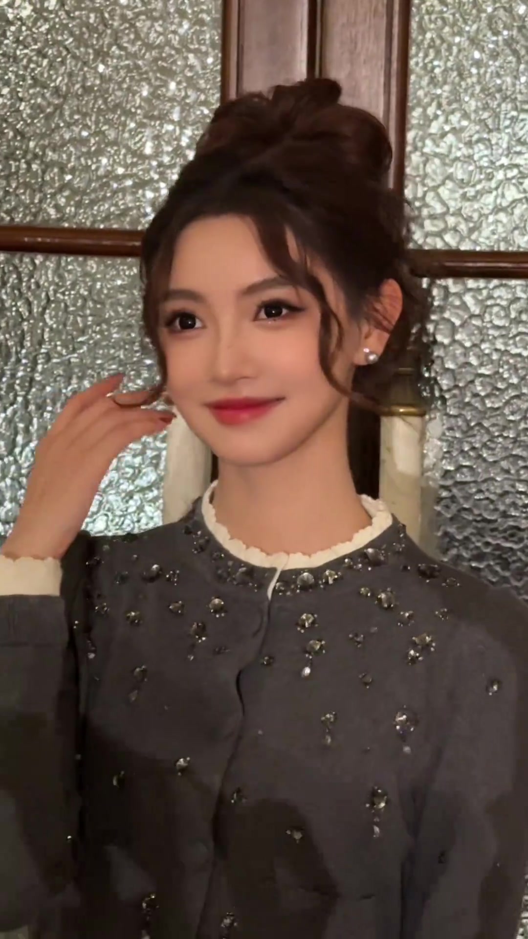 金佳悦在上海时装周遇到Angelababy，两人看上去真有点像啊