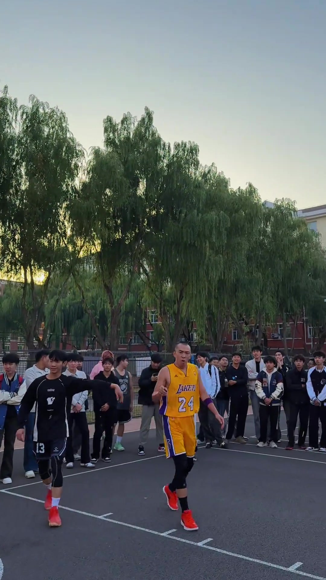 垃圾話還很多！一位科比粉絲進校園1v1零封化工大學(xué)隊長！