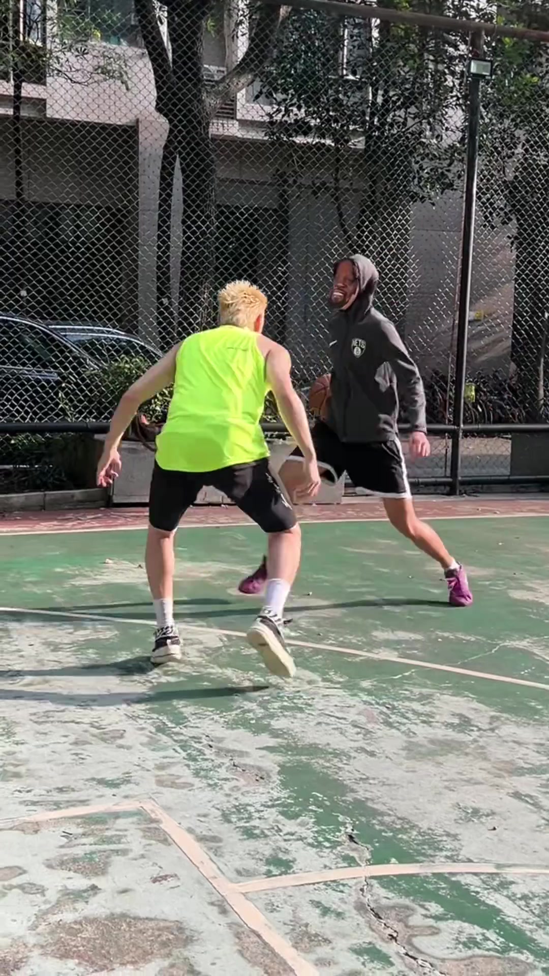 野生中国杜兰特1v1单挑篮球网红 别的不说 拜佛这下还挺像
