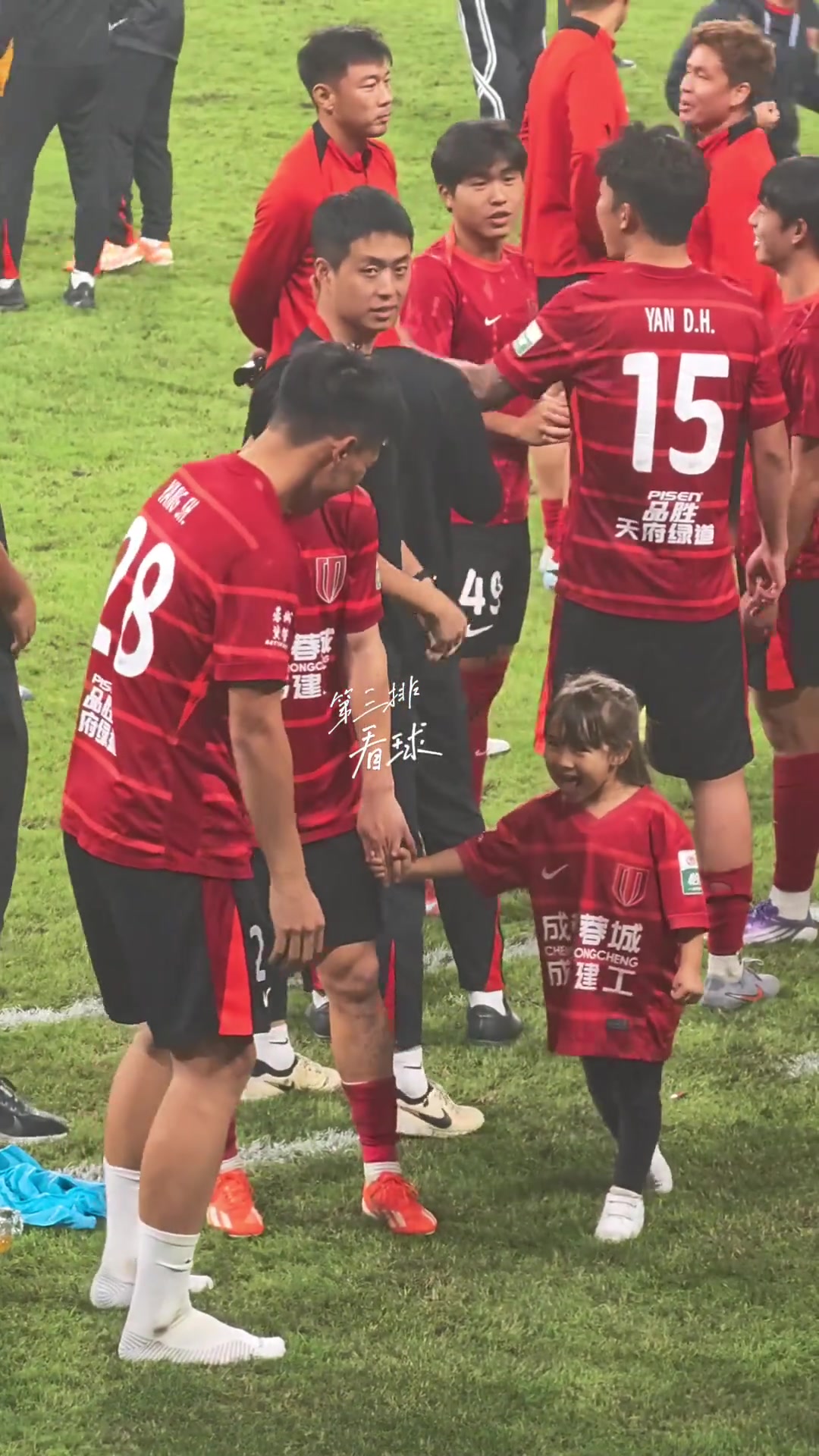 “可爱捏！”比赛结束后，杨帅与杨明洋的女儿打招呼互动