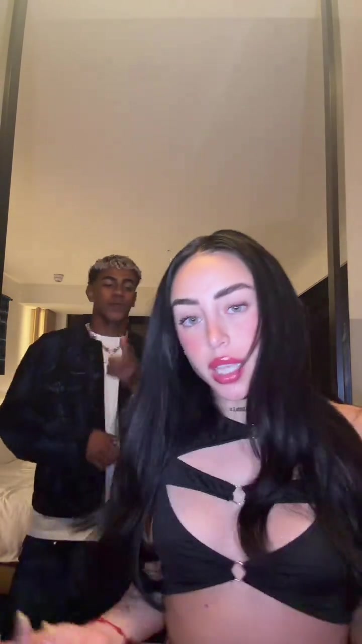 你俩真是兴趣爱好玩到一块儿的，亚马尔和女友在酒店跳舞