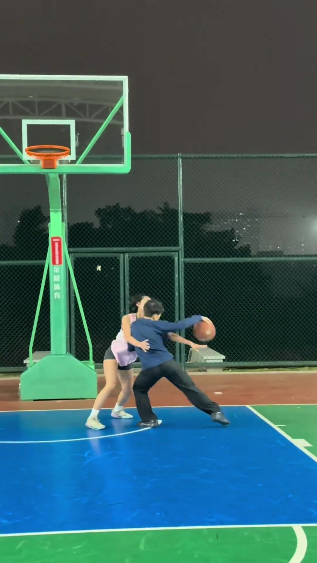 小伙子强打小姐姐毫不留情，这就是传说中的西格玛男人？