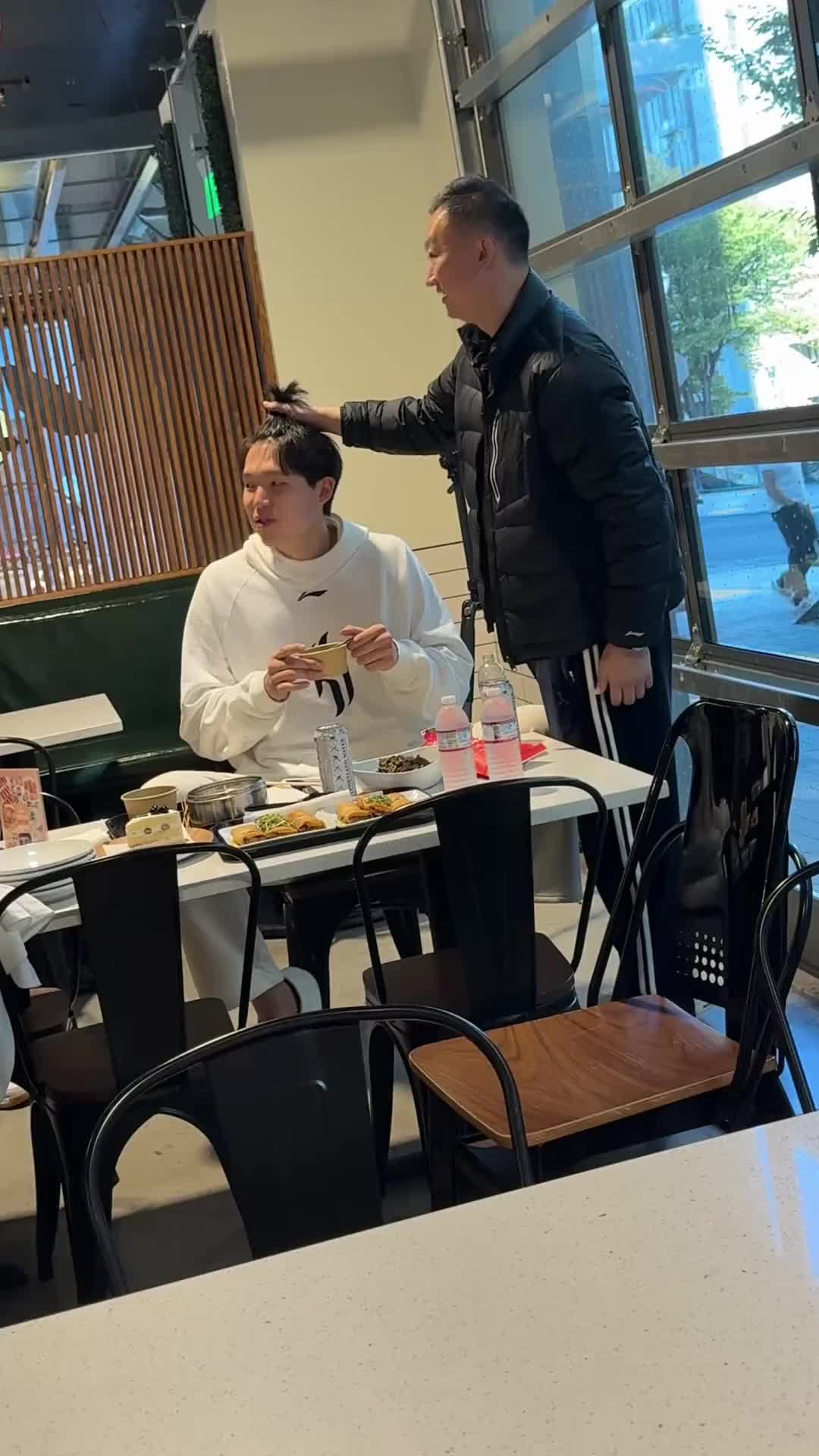 杨瀚森师徒见面很温馨啊！杨瀚森的发型只有刘教练可以说他了