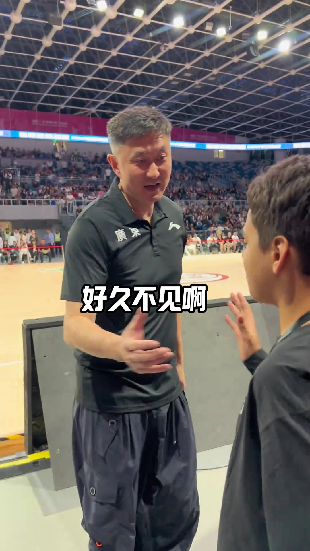 提前预定？威姆斯带儿子观赛广东男篮 杜锋：以后一定来宏远打球