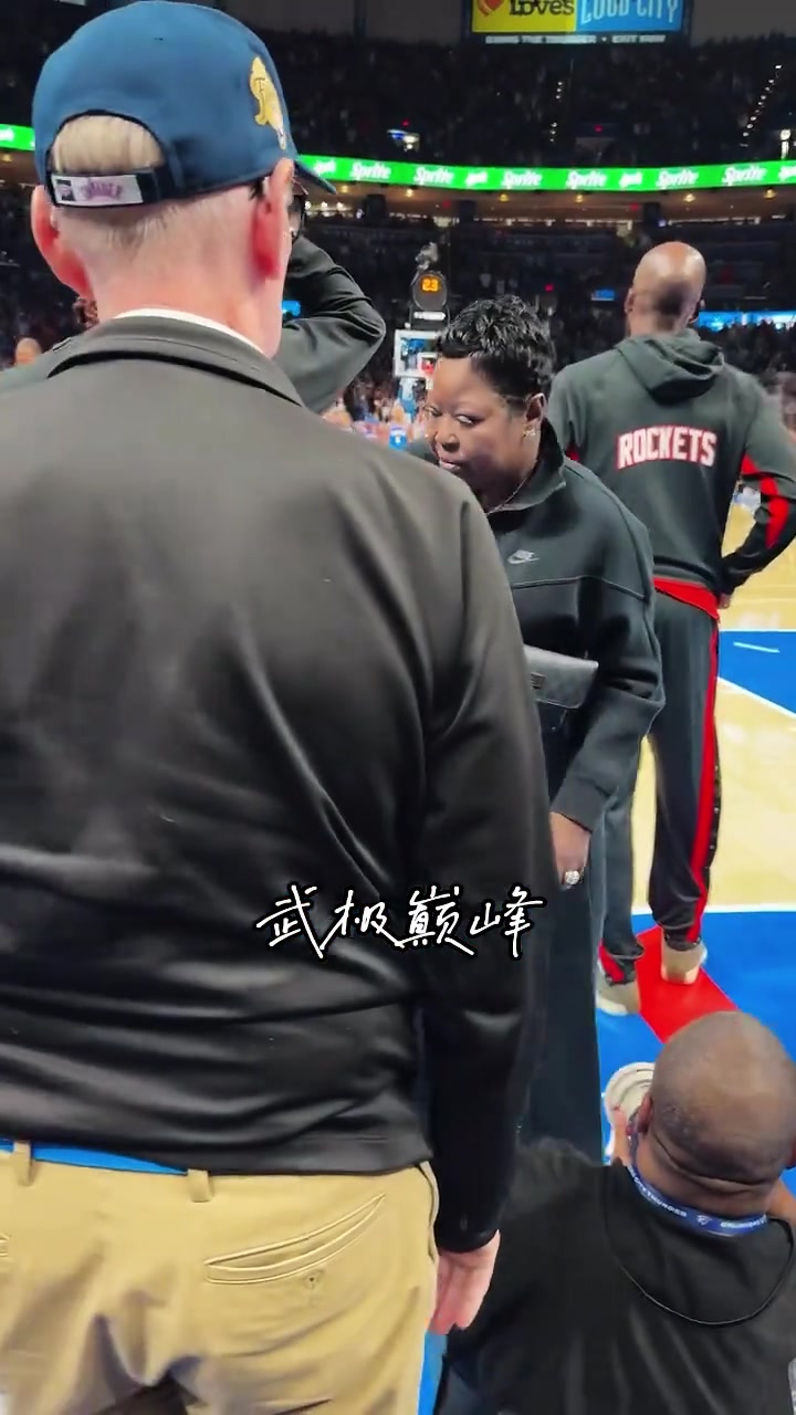 杜兰特在老主场也被嘘，他只有妈妈一个后盾了