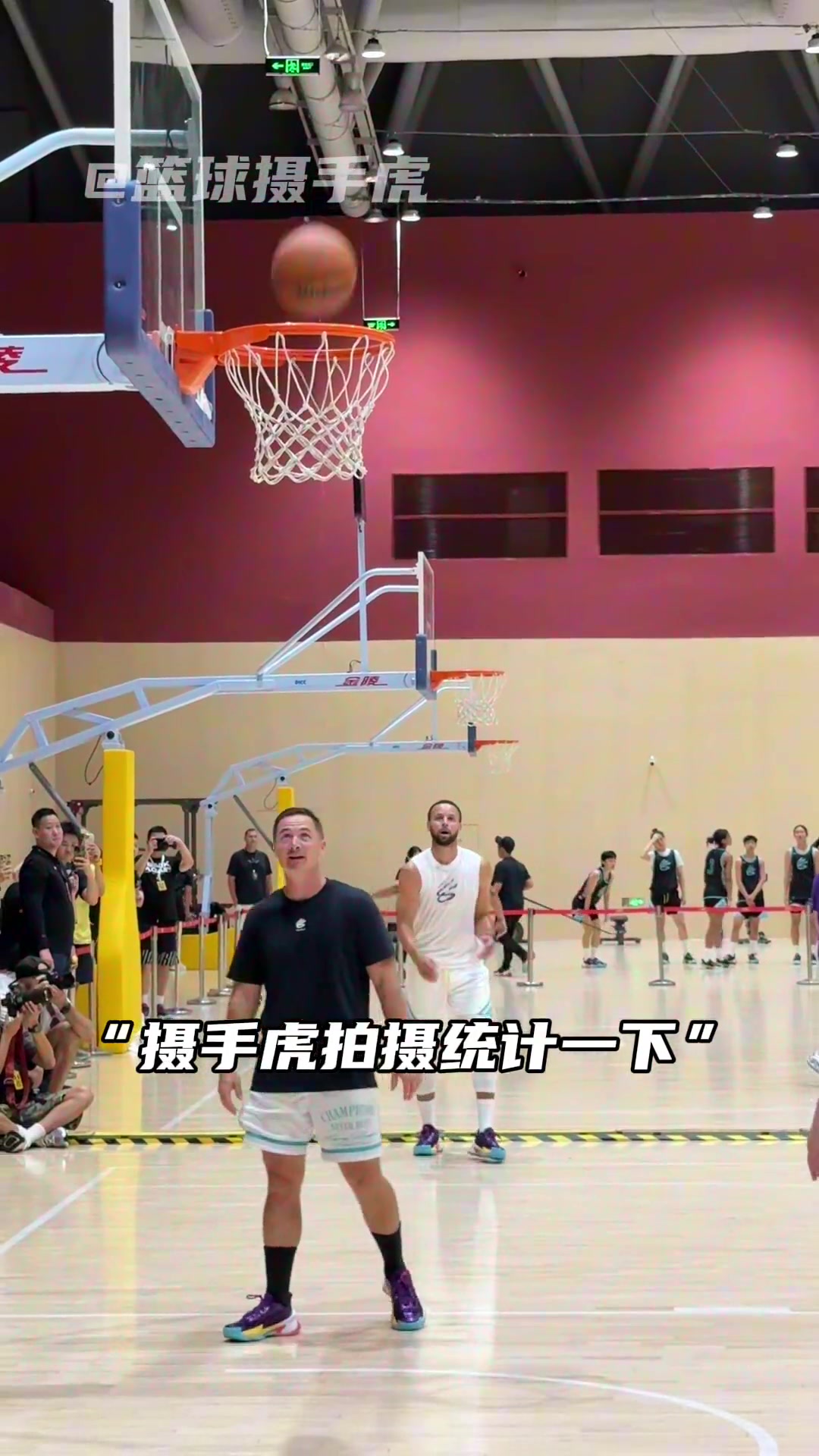 “库里投篮的准度真不开玩笑”，除了“哇”没有其他形容词了