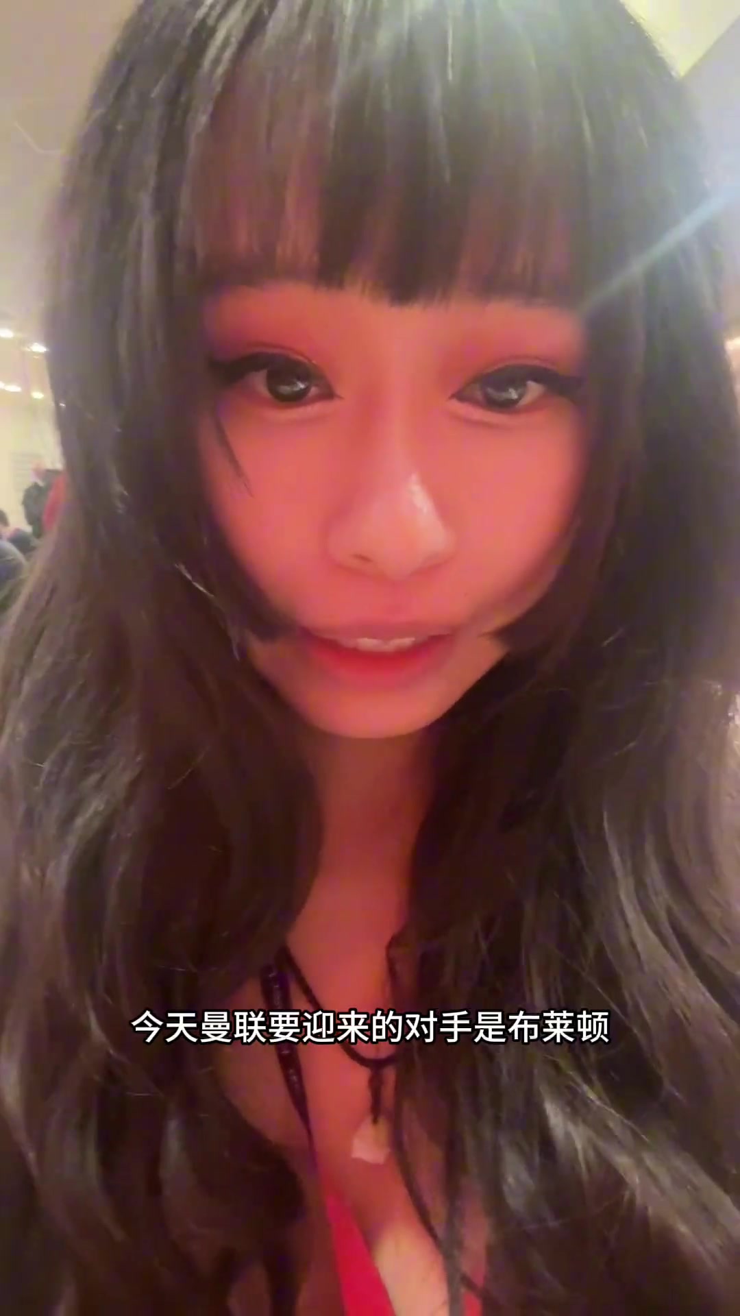 大老师展示曼联伙食:夹着鱼肉的“肉夹馍”,还有夹鸡肉的…