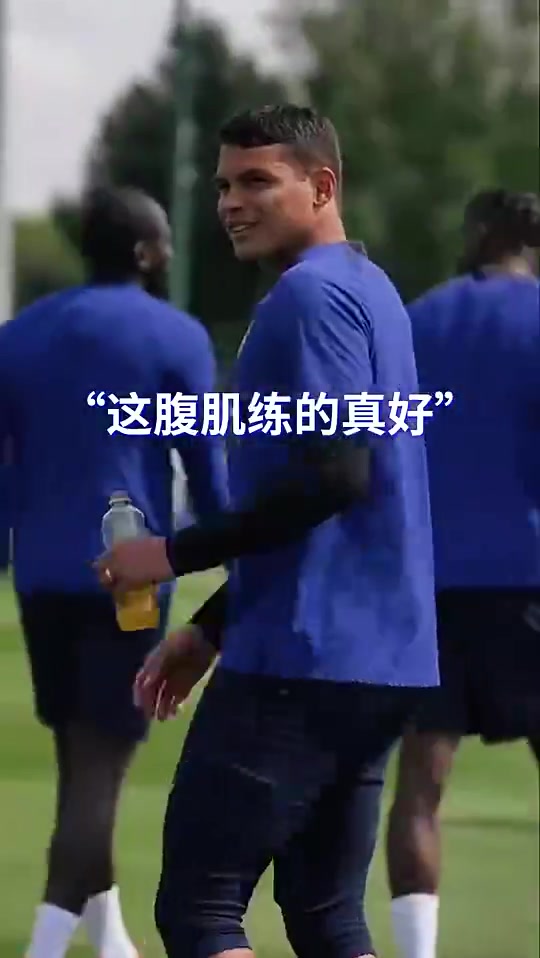 男女通杀的身材!名场面:D席捏了捏穆德里克的肌肉!