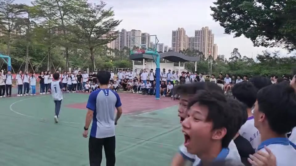 挖槽中学班赛惊现后场超超超远三分绝杀!!这能吹一辈子!
