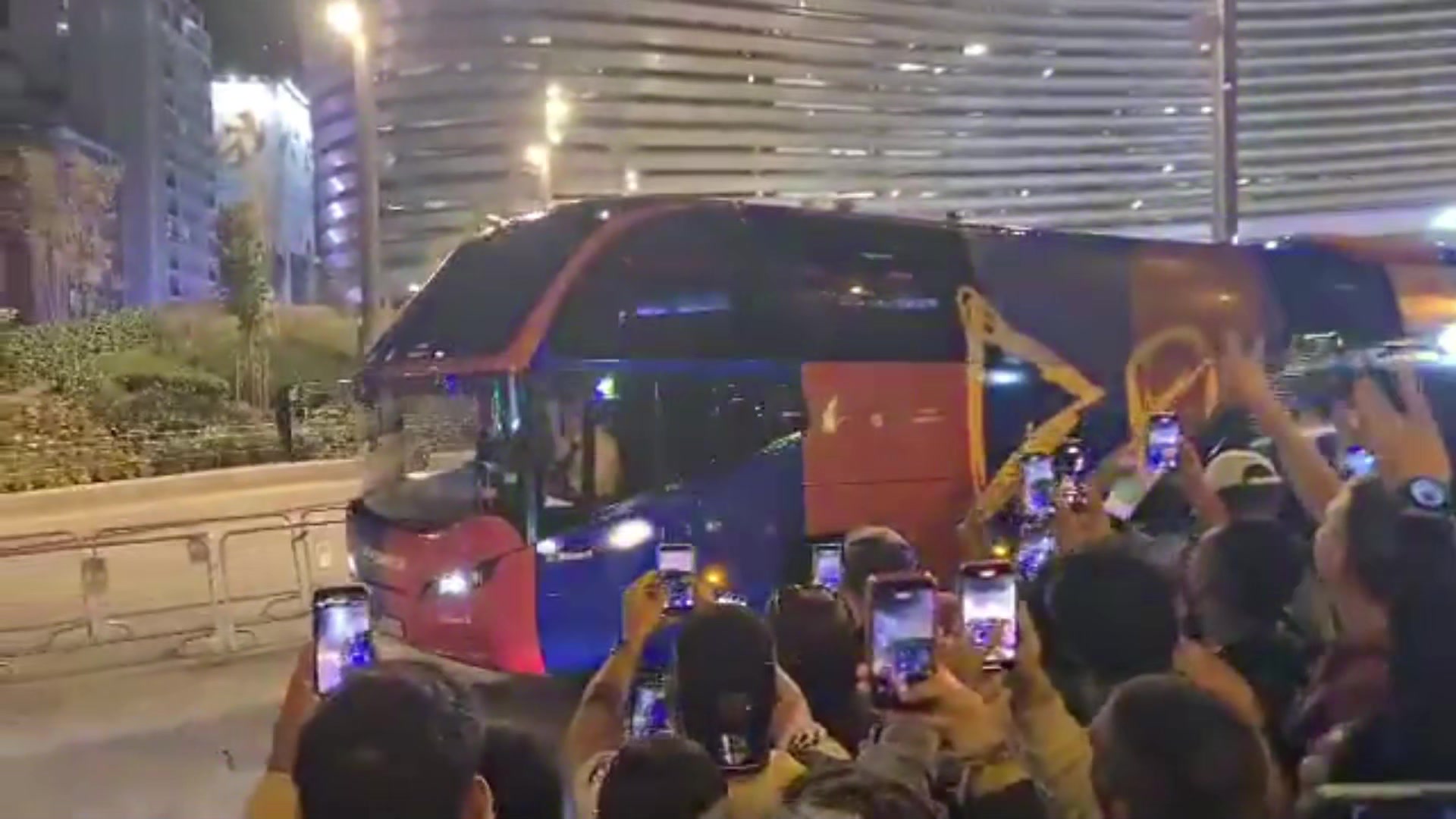 巴萨大巴离开伯纳乌球场时,皇马球迷比中指+唱歌嘲讽