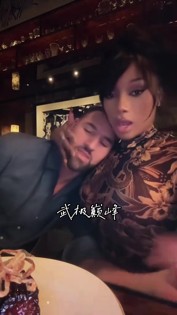 女友很威武!克莱在马冬梅身边小鸟依人