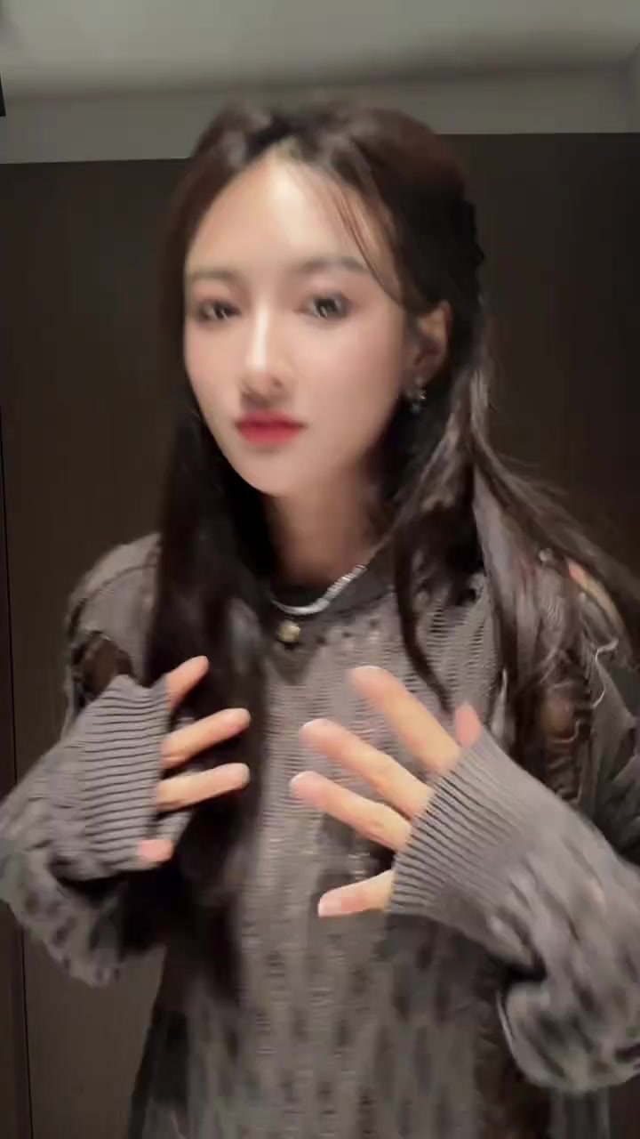 前女篮球员石一童跳手势舞 穿着镂空毛衣看着有点美啊~