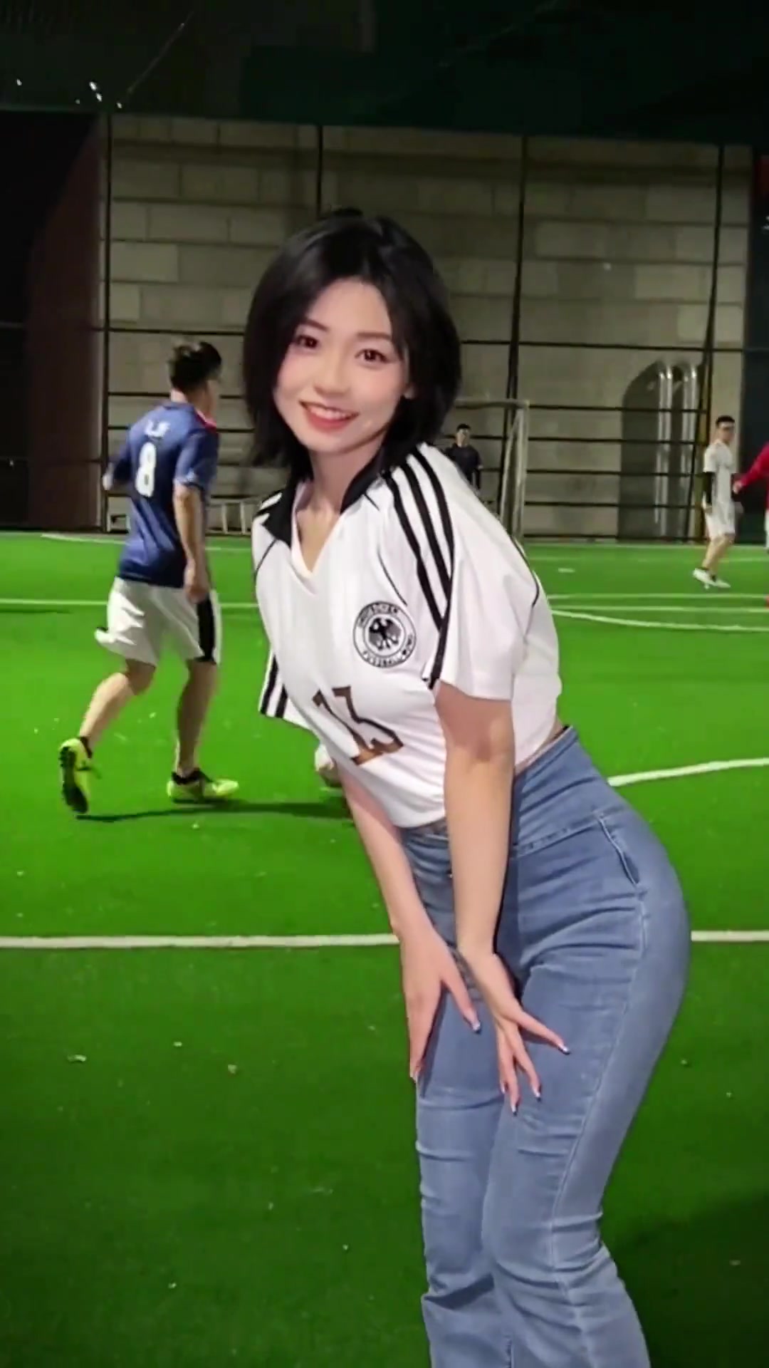 德国足球宝贝里竟有如此美艳的女子,实在令人挪不开眼